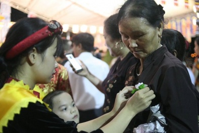 Hàng nghìn người xúc động trong nghi lễ bông hồng cài áo mùa Vu Lan