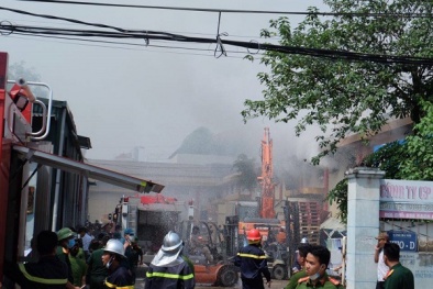 Cháy lớn tại kho hàng trên phố Bạch Đằng