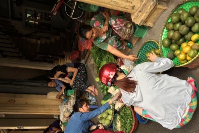 Giá cả thị trường ngày Rằm tháng 7: Hoa tươi tăng giá gấp 3, thực phẩm tăng nhẹ