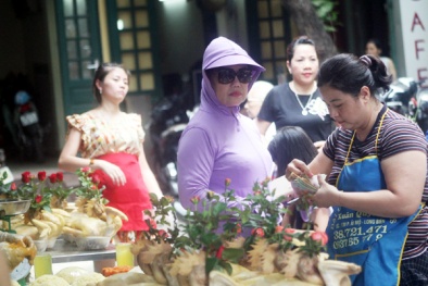 Cúng cô hồn: Người Hà Nội dậy từ sớm, tất bật mâm cỗ cúng Rằm tháng 7