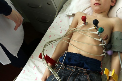 Bé trai bị ngưng tim sau khi ăn bánh mì kẹp xúc xích 