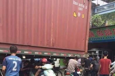 Chui gầm container để lưu thông
