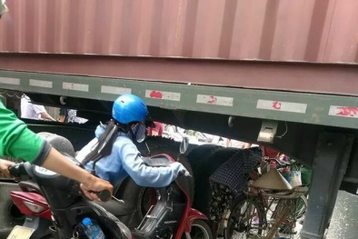 Container quay đầu chắn ngang đường, dân bất chấp nguy hiểm thi nhau chui gầm