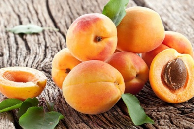 Người đàn ông suýt chết vì chữa ung thư bằng chiết xuất hạt mơ