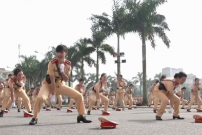 Nữ cảnh sát giao thông Hà Nội biểu diễn võ thuật và thi điều lệnh