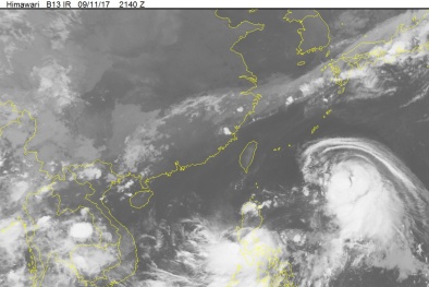 Siêu bão Talim kéo theo áp thấp nhiệt đới vào thẳng biển Đông
