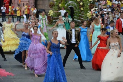 Carnival đường phố Sun World Ba Na Hills trình diễn tại phố đi bộ Hồ Gươm