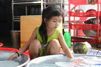 TP.HCM: Sự thật bé gái 7 tuổi không được đi học thiếu nhiều giấy tờ