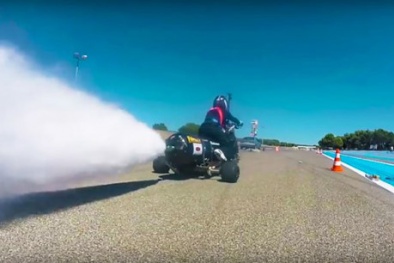 'Độc lạ' chiếc xe mô tô 3 bánh chạy 261 km/h chạy bằng nước mưa