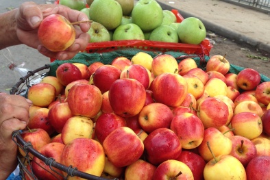 Táo cherry ‘đổ bộ’ Hà Nội, trông lạ mà quen khiến nhiều người phải ăn thử ngay lập tức