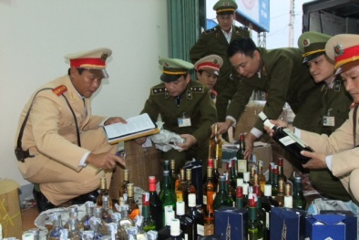Bình Dương: Phát hiện cửa hàng kinh doanh 720 chai rượu Trung Quốc không rõ nguồn gốc