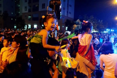 Trẻ thơ rạng ngời hạnh phúc trên vai cha trong đêm Trung Thu sớm