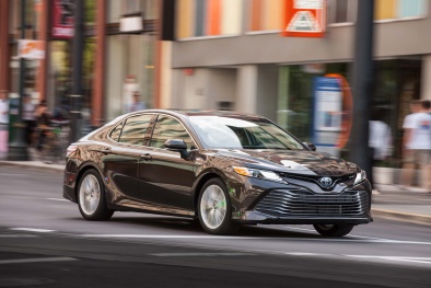 Toyota Camry giảm giá sốc, 'dọn đường' để bán phiên bản mới 