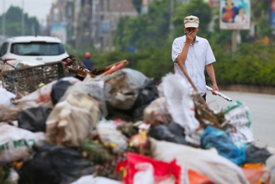 Hơn hai nghìn tấn rác đắp đống giữa thị xã Sơn Tây, Hà Nội