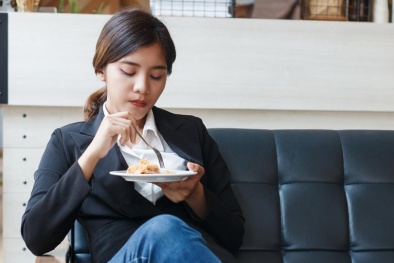 Điểm danh 4 món ăn vặt tại nơi làm việc kiến phụ nữ tăng cân nhanh chóng
