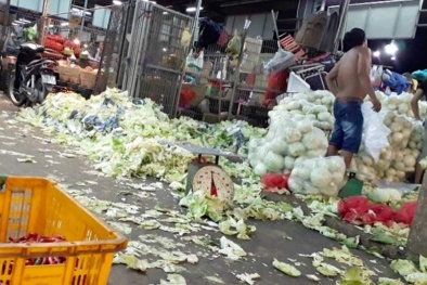 Kinh hoàng quy trình gom rác để tạo ra... cải bắc thảo
