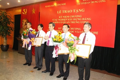 Lãnh đạo Bộ KH&CN nhận Kỷ niệm chương vì sự nghiệp xây dựng Đảng Khối cơ quan TW