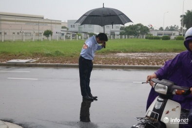 Nhân viên cây xăng Nhật đầu tiên ở Hà Nội lau cửa kính, cúi đầu chào khách gây xôn xao