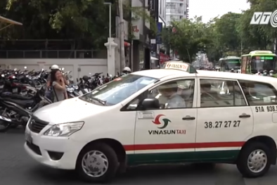 TP HCM yêu cầu taxi Vinasun tháo decal phản đối Uber, Grab