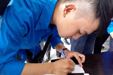 Video: Hàng nghìn học sinh khóc tiễn đưa thầy Văn Như Cương tới nơi yên nghỉ cuối cùng