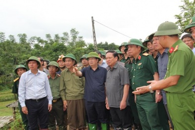 Phó Thủ tướng Trịnh Đình Dũng đến hiện trường chỉ đạo công tác cứu nạn tại Hòa Bình