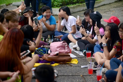 Trẻ vị thành niên ‘nghiện’ điện thoại thông minh có thể mắc ung thư