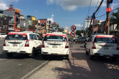 Taxi truyền thống dán biểu ngữ phản pháo Uber, Grab: Hiệp hội Vận tải Hà Nội nói gì?