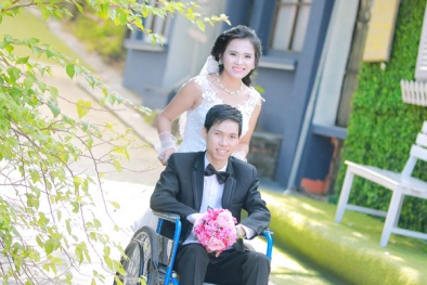 Xôn xao cô dâu xinh như hotgirl đẩy xe lăn cho chồng trong đám cưới