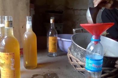 Rùng mình với quy trình sản xuất... mật ong hóa chất