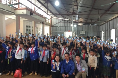 Trao tặng hơn 17.500 ly sữa cho trẻ em vùng mưa lũ