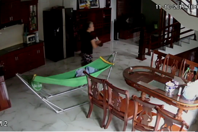 Bố mẹ vắng nhà, bảo mẫu đánh liên tiếp vào đầu bé 5 tháng tuổi