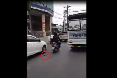 Video: Người đàn ông chạy xe máy vung hung khí phá gãy kính chiếu hậu của hàng loạt ô tô trên phố 