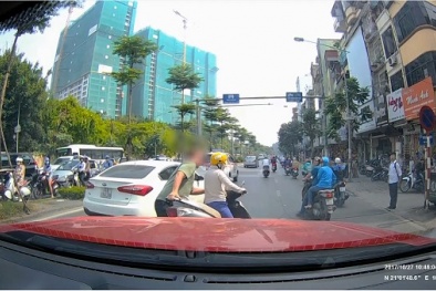 Video: Xôn xao đoạn clip anh Tây nhấc bổng xe máy vào vỉa hè vì dừng xe giữa đường dùng điện thoại