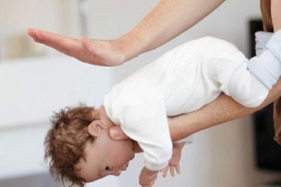 Cha mẹ nhanh chóng làm điều này để cứu con khi bị sặc cháo