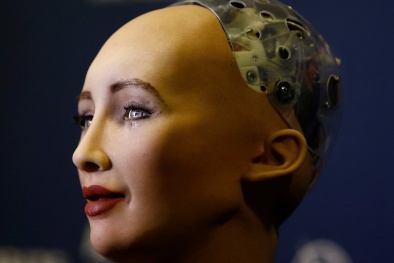 Robot được trao quyền công dân: Sẽ được coi là người, hay robot?