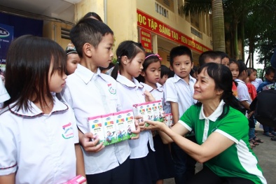 Vinamilk trao tặng 400 triệu đồng cho các hộ dân vùng lũ tại Hà Nội 