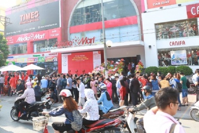 Chen chân mua sắm tại siêu thị điện máy trong ngày đầu khai trương 