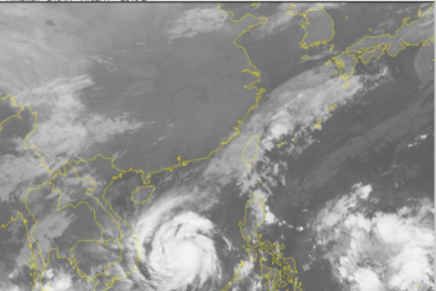 Tin mới nhất về cơn bão số 12: Bão tiếp tục mạnh lên, giật cấp 15