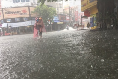 Ảnh hưởng bão số 12, thành phố Huế mênh mông trong biển nước