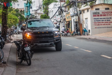Bắt gặp siêu bán tải Ford F-150 Raptor 'màu độc' tại TP.HCM