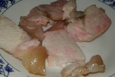 Giật mình nhìn miếng thịt lợn luộc chuyển sang màu hồng tươi, bốc mùi hôi thối