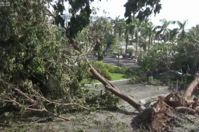 Nha Trang dọn dẹp đường phố sau bão Damrey