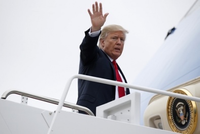 Trực tiếp: Máy bay chở Tổng thống Hoa Kì Donald Trump hạ cánh xuống sân bay quốc tế Nội Bài