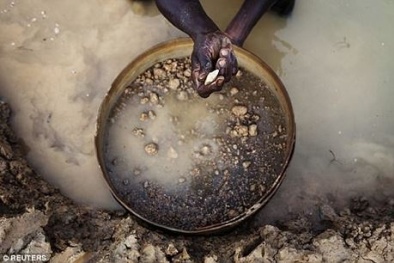 Sierra Leone lại tìm thấy viên kim cương thô khổng lồ nặng 476 carat