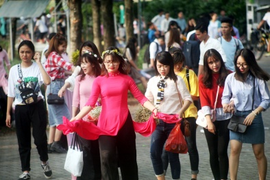 Hàng nghìn học sinh, sinh viên chen nhau để… chụp ảnh kỷ yếu