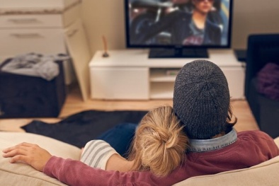 Xem ti vi trong thời gian dài làm tăng nguy cơ máu đông lên 2 lần