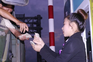 Tài xế lại dùng tiền lẻ mua vé qua trạm thu phí BOT Nam Bình Định