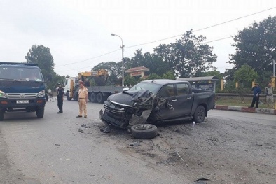 Quảng Ninh: Thiếu quan sát khi quay đầu, xe bán tải bị tông nát khiến QL18 ùn tắc