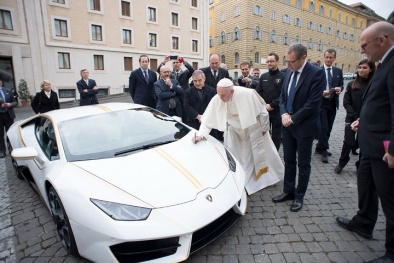 Giáo hoàng Francis bán đấu giá siêu xe Lamborghini Huracan để làm từ thiện