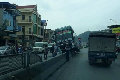 Quảng Ninh: Va chạm với xe máy, ô tô khách lao thẳng lên dải phân cách giữa đường